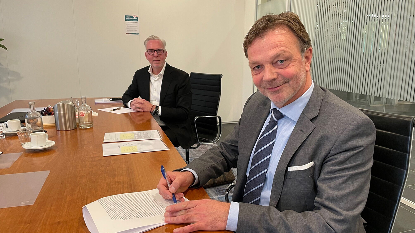 Agentor directeur Gert-Jan Zwep tekent het contract.