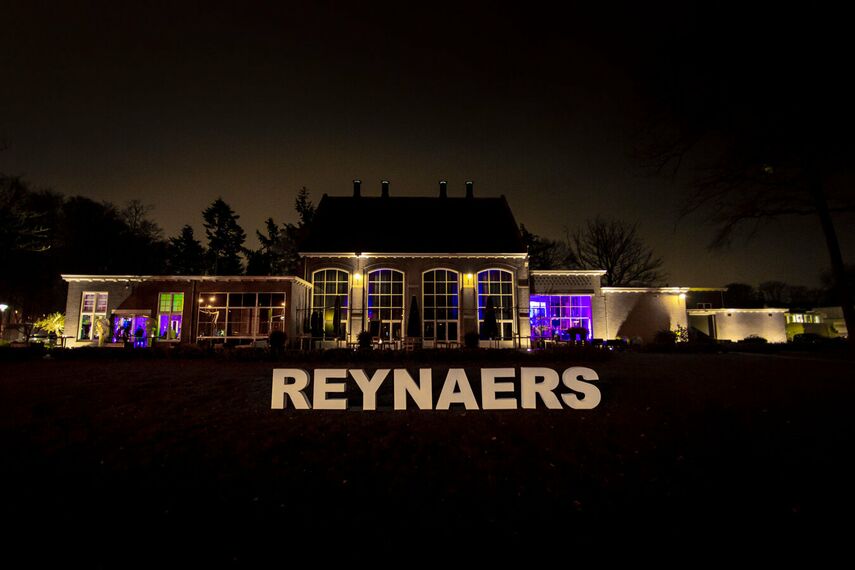 Avondbeeld van het Reynaers logo voor het Ketelhuis in Eindhoven.