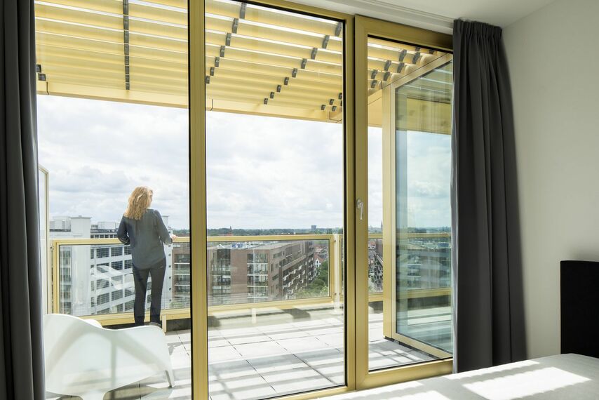 Vrouw op een balkon van het Philips Lighting kantoorgebouw.