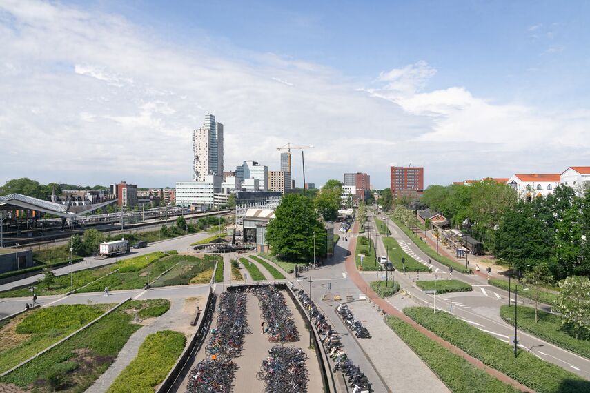 Uitzicht op de spoorzone in Tilburg vanuit het verticale schuifraam - De Brabander