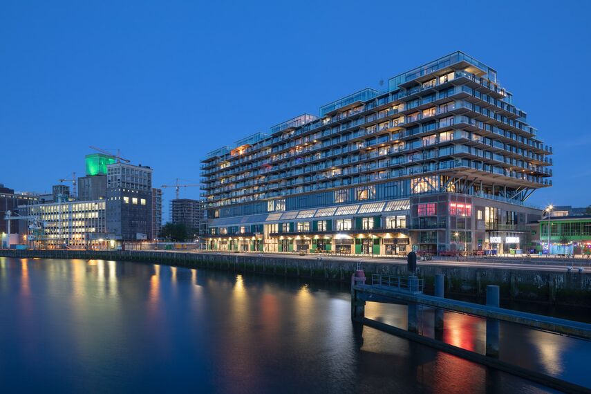 SlimLine 38 Ramen, ConceptSystem 77 Deuren, ConceptPatio 130 Schuifsystemen en ConceptWall 50 Vliesgevels - Fenix I: trots van Katendrecht gelegen in Rotterdam, Nederland