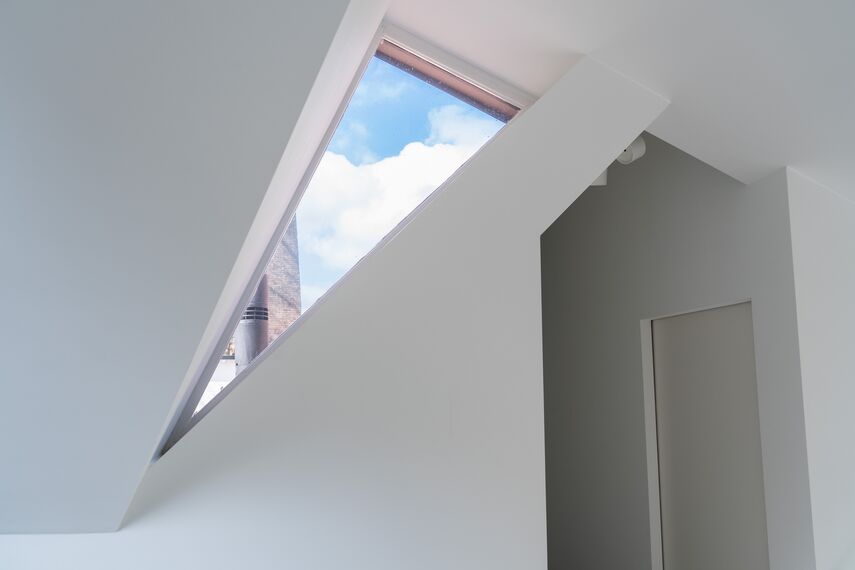 Hoog Hoefloo: glazen sluis verbindt oud en nieuw gelegen in Laren, Nederland