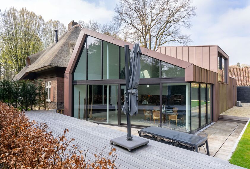 Hoog Hoefloo: glazen sluis verbindt oud en nieuw gelegen in Laren, Nederland