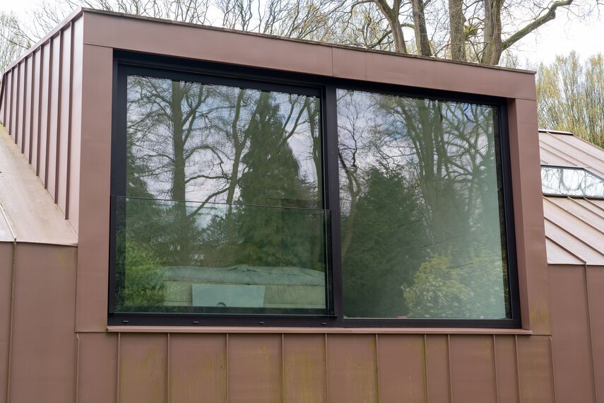 Hoog Hoefloo: glazen sluis verbindt oud en nieuw gelegen in Laren, Nederland