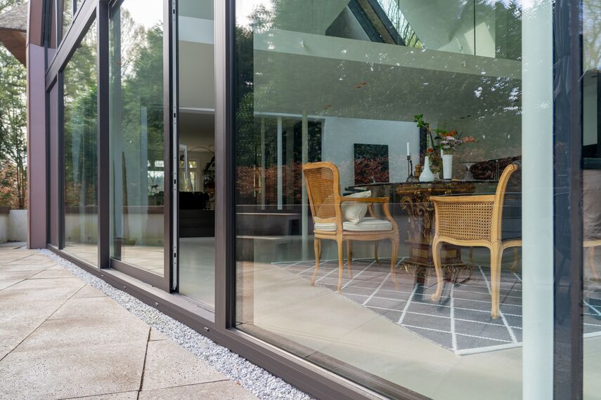 Hoog Hoefloo: glazen sluis verbindt oud en nieuw gelegen in Laren, Nederland