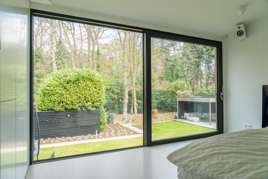 Hoog Hoefloo: glazen sluis verbindt oud en nieuw gelegen in Laren, Nederland