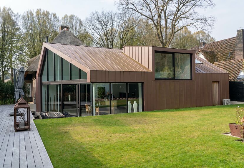 Hoog Hoefloo: glazen sluis verbindt oud en nieuw gelegen in Laren, Nederland