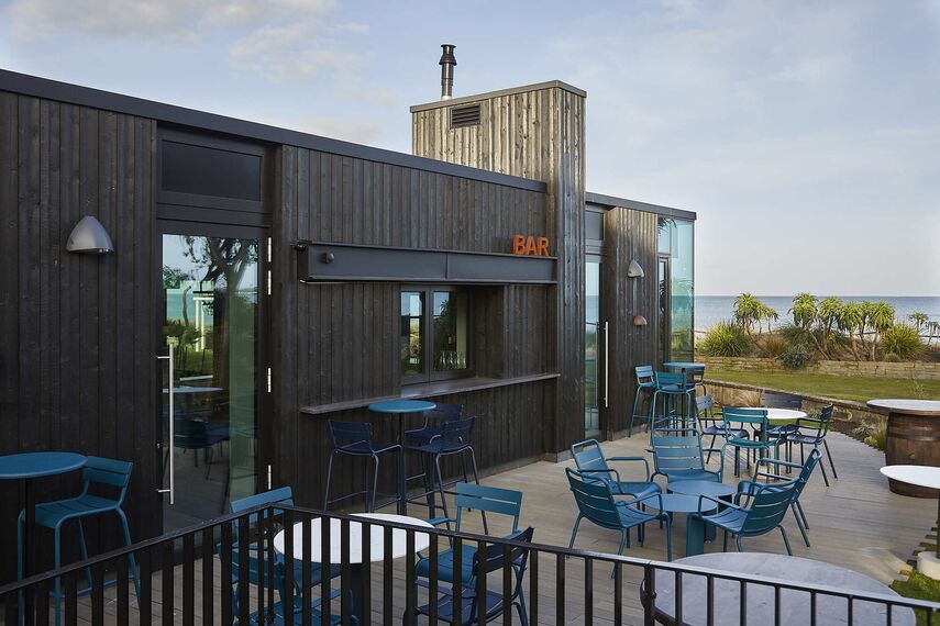 ConceptWall 50 Vliesgevels, SlimLine 38 Deuren, ConceptWall 50 Structureel geklemd Vliesgevels, SlimLine 38 HI Ramen, ConceptSystem 77-HI Deuren en ConceptSystem 77-HI+ Ramen - The Sea Rooms gelegen in Rosslare, Ierland