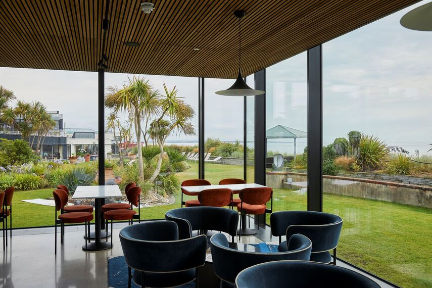 ConceptWall 50 Vliesgevels, SlimLine 38 Deuren, ConceptWall 50 Structureel geklemd Vliesgevels, SlimLine 38 HI Ramen, ConceptSystem 77-HI Deuren en ConceptSystem 77-HI+ Ramen - The Sea Rooms gelegen in Rosslare, Ierland