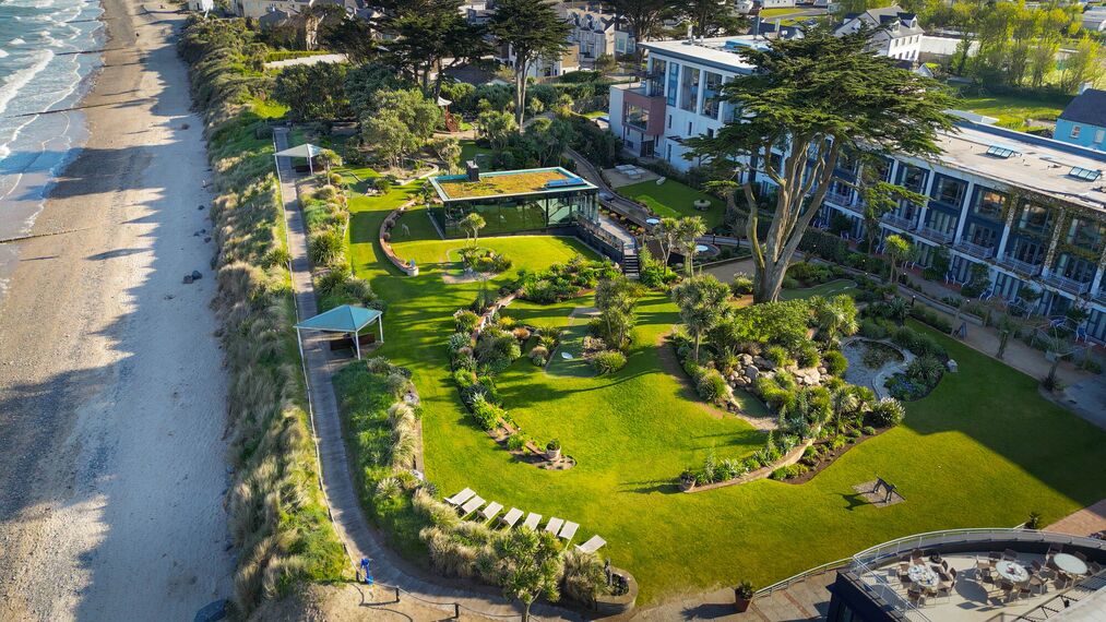 ConceptWall 50 Vliesgevels, SlimLine 38 Deuren, ConceptWall 50 Structureel geklemd Vliesgevels, SlimLine 38 HI Ramen, ConceptSystem 77-HI Deuren en ConceptSystem 77-HI+ Ramen - The Sea Rooms gelegen in Rosslare, Ierland