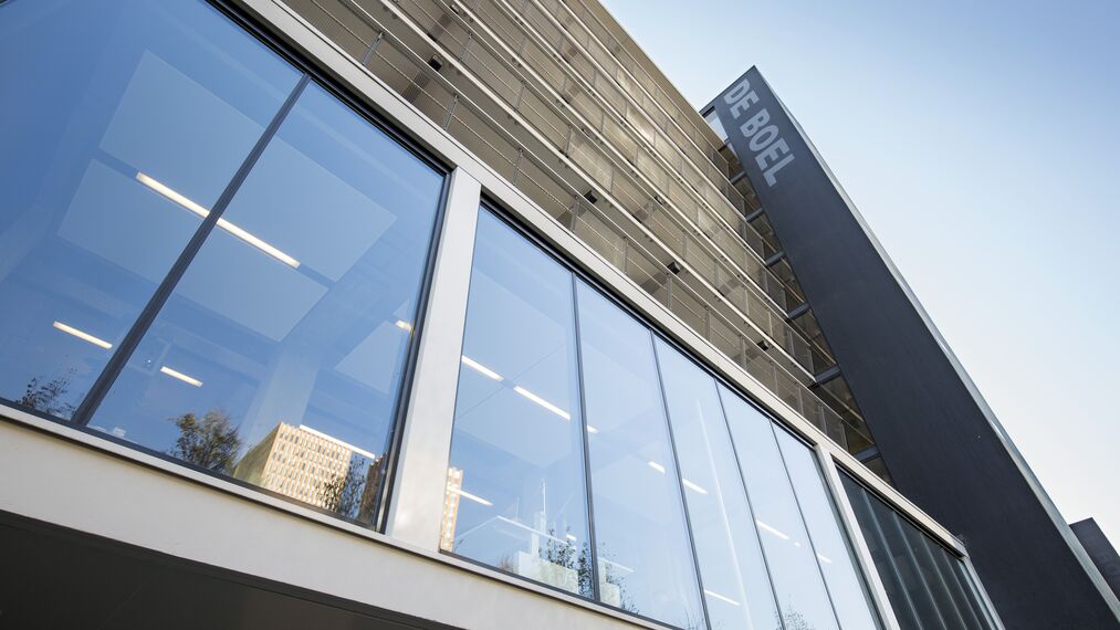 CW 50 Standard Vliesgevels, ConceptWall 50 Vliesgevels en ConceptWall 50 Slimline Vliesgevels - Appartementencomplex Flatgebouw de Boel Amsterdam: Tweede Jeugd voor gallerijflat gelegen in Amsterdam, Nederland