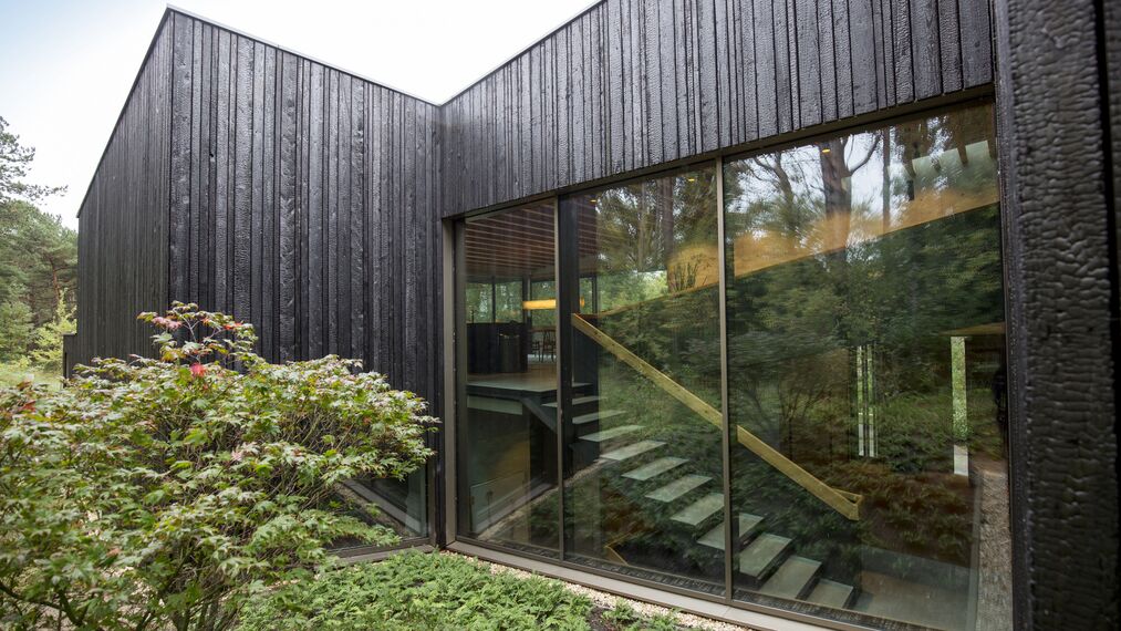 HiFinity Schuifsystemen - Villa Villa Meijendel: zwarthouten duinvilla vol natuurbeleving gelegen in Wassenaar, Nederland