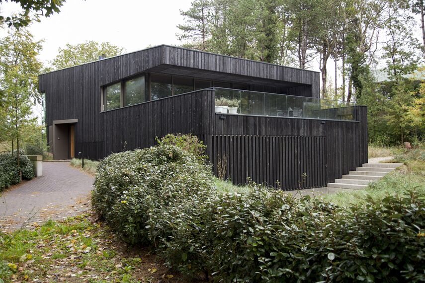 HiFinity Schuifsystemen - Villa Villa Meijendel: zwarthouten duinvilla vol natuurbeleving gelegen in Wassenaar, Nederland