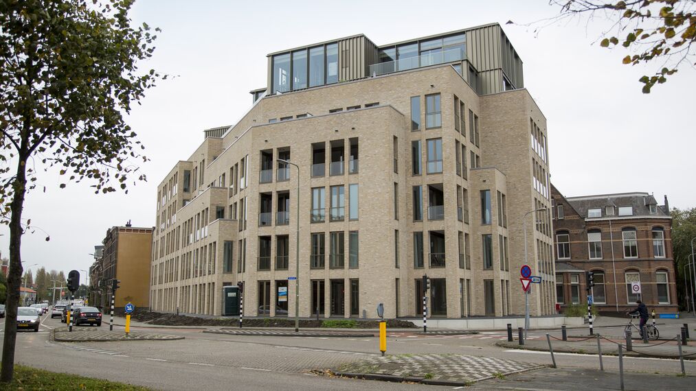 SlimLine 38 Ramen, CS 59 Automatic Door Deuren, ConceptSystem 77 Standard Deuren en ConceptSystem 77 Vlak Deuren - Brabants Dagblad: metamorfose aan het Emmaplein in Den Bosch gelegen in 's Hertogenbosch, Nederland