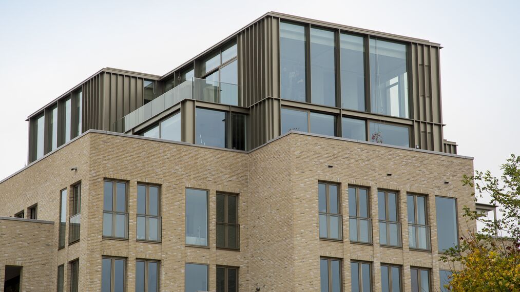 SlimLine 38 Ramen, CS 59 Automatic Door Deuren, ConceptSystem 77 Standard Deuren en ConceptSystem 77 Vlak Deuren - Brabants Dagblad: metamorfose aan het Emmaplein in Den Bosch gelegen in 's Hertogenbosch, Nederland