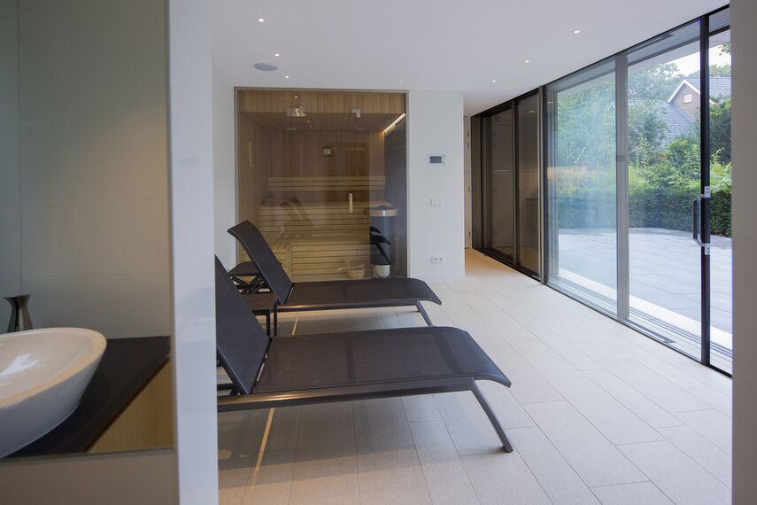 BriseSoleil 40 Zonwering, HiFinity Schuifsystemen en CS 86-HI (c) Geannuleerde systemen - Swimming pool Poolhouse Bergen: Efficiënt en comfortabel gelegen in Bergen, Nederland