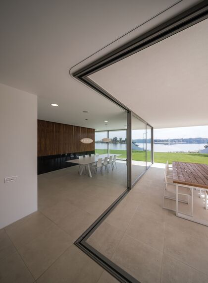 ConceptPatio 130 Schuifsystemen, ConceptSystem 77 Ramen, ConceptSystem 77 Deuren en ConceptWall 50 Vliesgevels - Villa Buftea Residence gelegen in Buftea, Roemenië