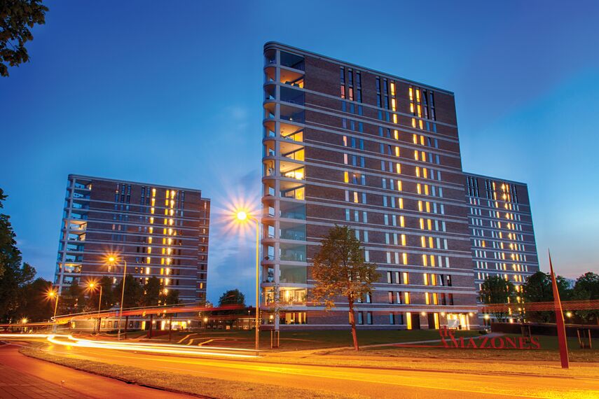 ConceptSystem 77 Deuren, ConceptSystem 77 Ramen en ConceptPatio 130 Schuifsystemen - Appartementencomplex De Amazones: spiegels aan de hemel gelegen in 's Hertogenbosch, Nederland