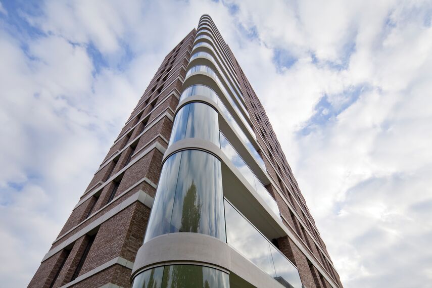 ConceptSystem 77 Deuren, ConceptSystem 77 Ramen en ConceptPatio 130 Schuifsystemen - Appartementencomplex De Amazones: spiegels aan de hemel gelegen in 's Hertogenbosch, Nederland