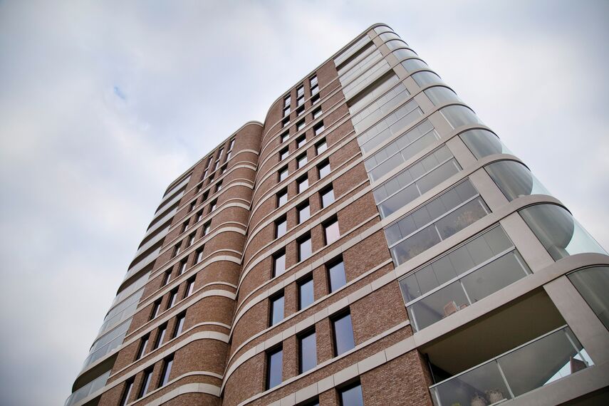 ConceptSystem 77 Deuren, ConceptSystem 77 Ramen en ConceptPatio 130 Schuifsystemen - Appartementencomplex De Amazones: spiegels aan de hemel gelegen in 's Hertogenbosch, Nederland