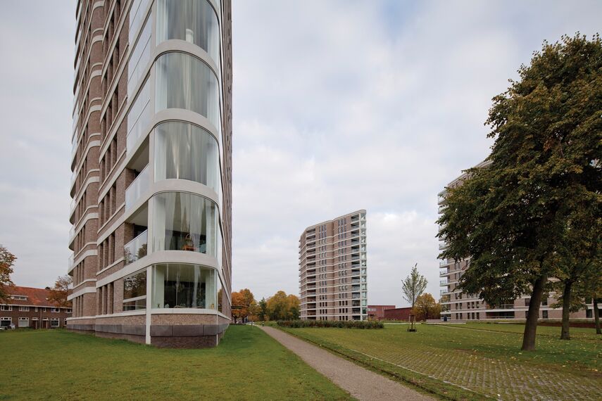 ConceptSystem 77 Deuren, ConceptSystem 77 Ramen en ConceptPatio 130 Schuifsystemen - Appartementencomplex De Amazones: spiegels aan de hemel gelegen in 's Hertogenbosch, Nederland