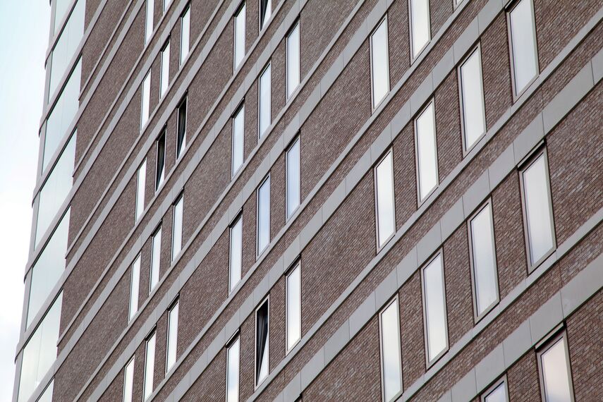 ConceptSystem 77 Deuren, ConceptSystem 77 Ramen en ConceptPatio 130 Schuifsystemen - Appartementencomplex De Amazones: spiegels aan de hemel gelegen in 's Hertogenbosch, Nederland