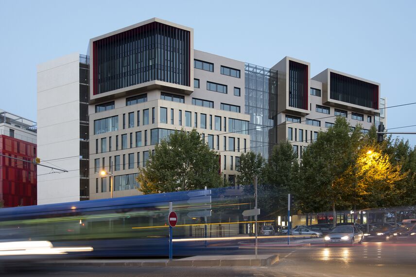 ConceptDoor 50 Deuren, ConceptWall 50 Structureel verglaasd Vliesgevels en ThermoSystem 57 Ramen - Oz'One gelegen in Montpellier, Frankrijk