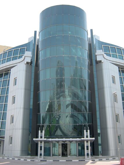 CP 50 Schuifsystemen en ConceptWall 50 Vliesgevels - Office building Al Gurg Office Tower gelegen in Dubai, Verenigde Arabische Emiraten