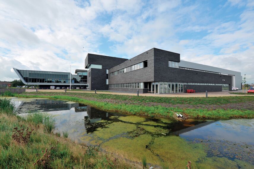 ConceptWall 60 Vliesgevels - Regional Fire Station and Police Office gelegen in Drachten, Nederland