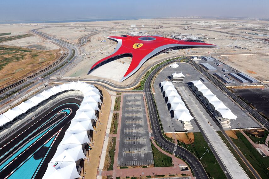 ConceptWall 86 Vliesgevels - Ferrari World Abu Dhabi gelegen in Abu Dhabi, Verenigde Arabische Emiraten