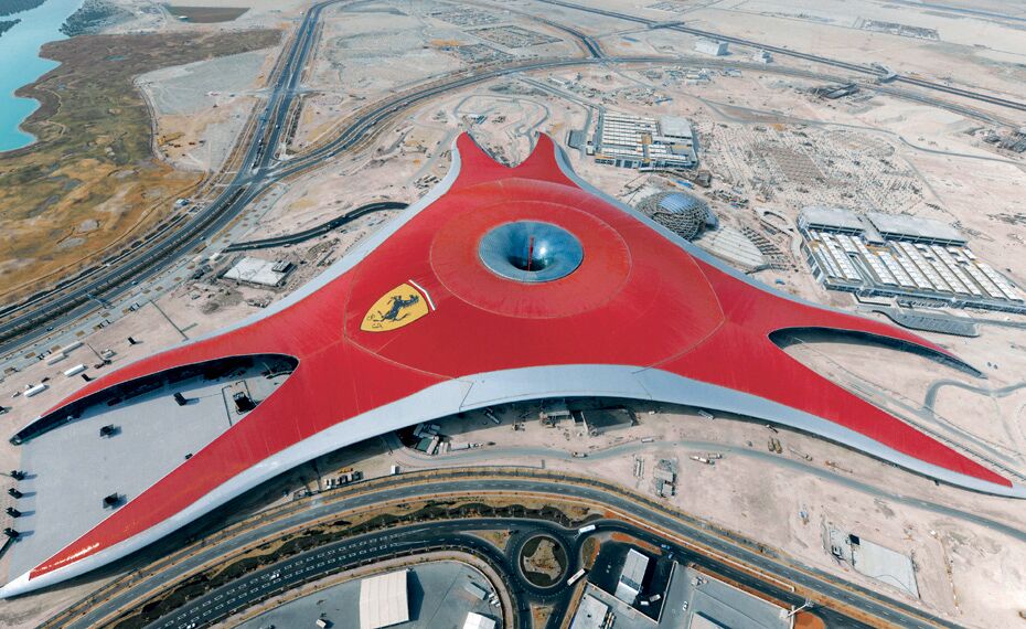 ConceptWall 86 Vliesgevels - Ferrari World Abu Dhabi gelegen in Abu Dhabi, Verenigde Arabische Emiraten