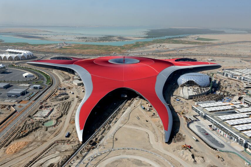 ConceptWall 86 Vliesgevels - Ferrari World Abu Dhabi gelegen in Abu Dhabi, Verenigde Arabische Emiraten