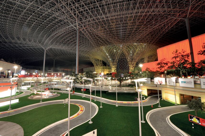 ConceptWall 86 Vliesgevels - Ferrari World Abu Dhabi gelegen in Abu Dhabi, Verenigde Arabische Emiraten