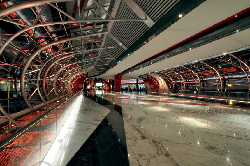 ConceptWall 86 Vliesgevels - Ferrari World Abu Dhabi gelegen in Abu Dhabi, Verenigde Arabische Emiraten