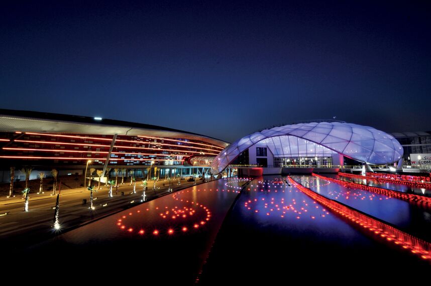 ConceptWall 86 Vliesgevels - Ferrari World Abu Dhabi gelegen in Abu Dhabi, Verenigde Arabische Emiraten