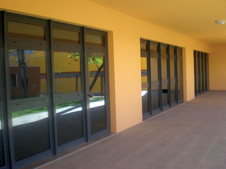 BriseSoleil 100 Zonwering, ConceptWall 50 Vliesgevels en ConceptRoof 120 Tuinkamers - College/University School Almancil gelegen in Almancil, Portugal