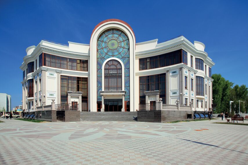 ConceptSystem 77 Ramen, ConceptWall 50 Vliesgevels en ConceptSystem 77 Deuren - Community centre Community Palace Tumen gelegen in Tumen, Rusland