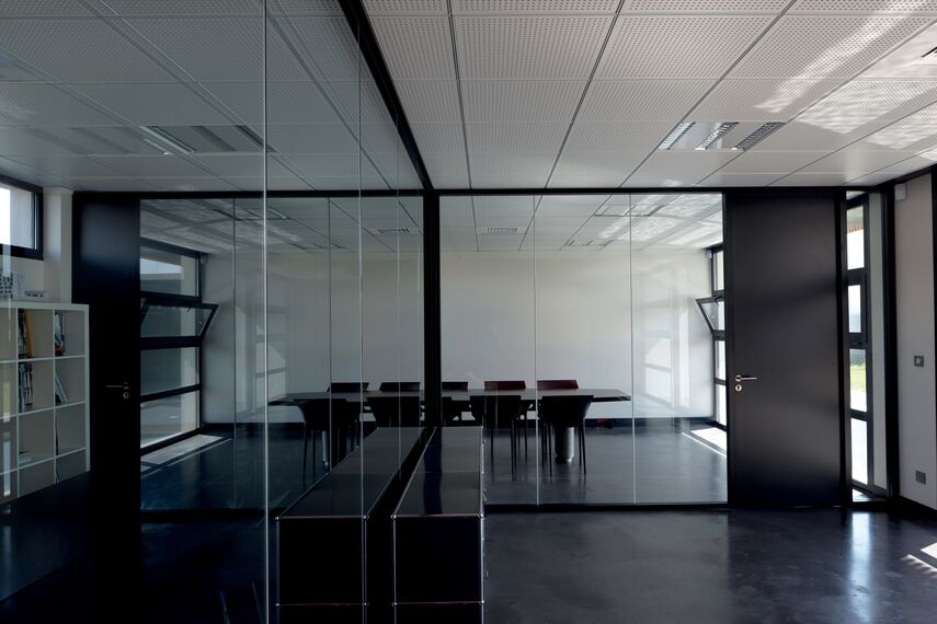 ThermoSystem 57 Deuren, CP 50 Schuifsystemen en ThermoSystem 57 Ramen - Office building BBC office building gelegen in Vaulx en Velin, Frankrijk