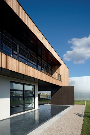 ThermoSystem 57 Deuren, CP 50 Schuifsystemen en ThermoSystem 57 Ramen - Office building BBC office building gelegen in Vaulx en Velin, Frankrijk