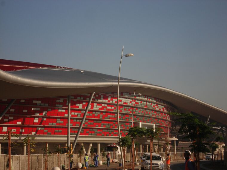 ConceptWall 86 Vliesgevels - Ferrari World Abu Dhabi gelegen in Abu Dhabi, Verenigde Arabische Emiraten
