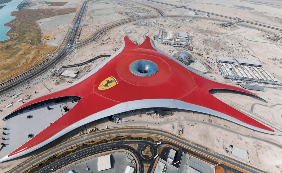 ConceptWall 86 Vliesgevels - Ferrari World Abu Dhabi gelegen in Abu Dhabi, Verenigde Arabische Emiraten