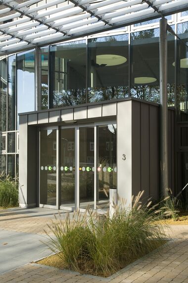 ConceptWall 50 Vliesgevels, BriseSoleil 100 Zonwering en BriseSoleil 30  Zonwering - Service flat/Rest house Ter Vlierbeke gelegen in Kessel-Lo, België