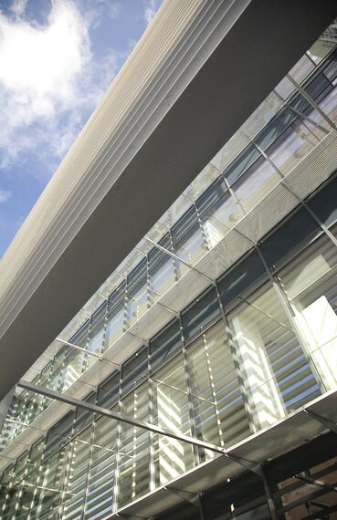 BriseSoleil 100 Zonwering en ConceptWall 50 Vliesgevels - 't Rabot gelegen in Gent, België