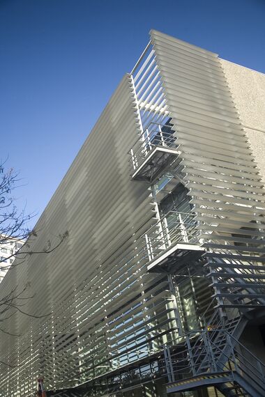 BriseSoleil 100 Zonwering en ConceptWall 50 Vliesgevels - 't Rabot gelegen in Gent, België