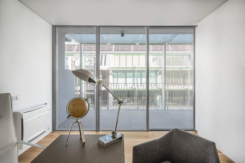 HiFinity Schuifsystemen, ConceptSystem 59Pa Deuren, ConceptWall 50 Vliesgevels en SlimLine 38 Ferro Ramen - Appartementencomplex Prata Riverside village gelegen in Lisbon, Portugal
