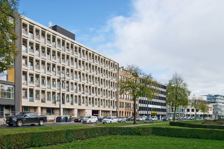 ConceptPatio 130 Schuifsystemen - Jansbuitensingel: lichte gevel achter betonraster gelegen in Arnhem, Nederland
