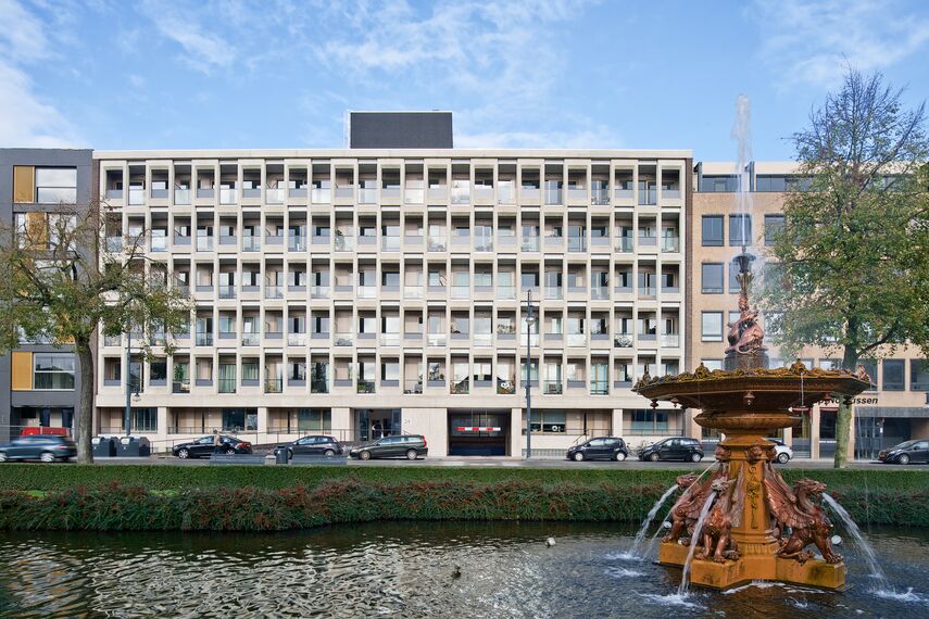 ConceptPatio 130 Schuifsystemen - Jansbuitensingel: lichte gevel achter betonraster gelegen in Arnhem, Nederland