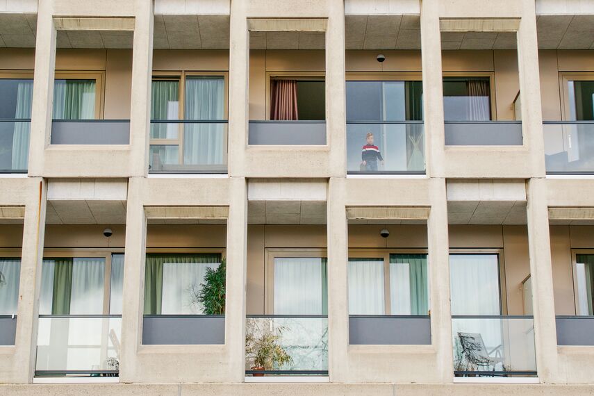 ConceptPatio 130 Schuifsystemen - Jansbuitensingel: lichte gevel achter betonraster gelegen in Arnhem, Nederland