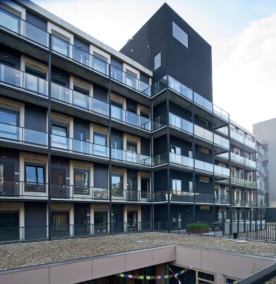ConceptPatio 130 Schuifsystemen - Jansbuitensingel: lichte gevel achter betonraster gelegen in Arnhem, Nederland