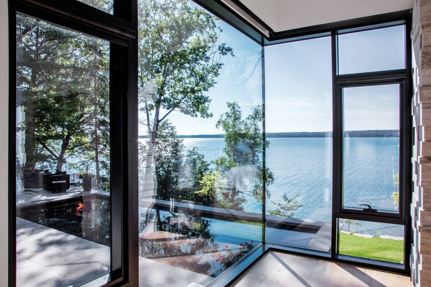 ConceptWall 50 Vliesgevels, ConceptFolding 77 Schuifsystemen, ConceptSystem 77 Ramen en ConceptSystem 77 Deuren - House South Water Flats gelegen in Kempenfelt Bay, Canada